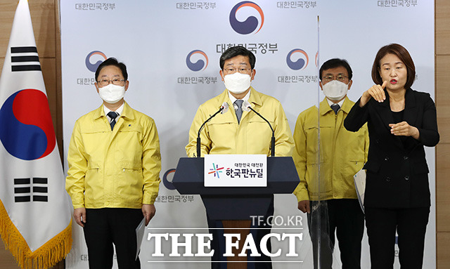 박범계 법무부 장관, 전해철 행정안전부 장관, 권덕철 보건복지부 장관이 대국민 담화문을 공동으로 발표하고 있다./사진공동취재단