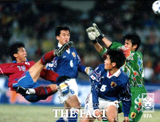 일본 킬러 황선홍(왼쪽)의 1988년 경기 발리슛 장면./KFA 제공