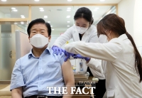  박병석 의장, AZ 접종…'안심하고 백신 맞길'