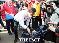  반려견과 인사하는 오세훈 [포토]