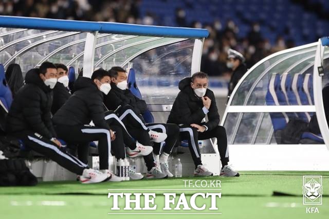 파울루 벤투 한국축구대표팀 감독(맨 오른쪽)이 25일 일본 요코하마 닛산 스타디움에서 열린 일본과 축구 국가대표 친선경기를 심각한 표정으로 지켜보고 있다. 한국은 0-3으로 패했다./KFA 제공
