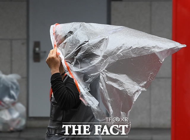 3월의 마지막 토요일인 27일은 전국에 구름이 많이 끼고 비가 내리겠다. 이날 비는 오전 경기 북부와 호남 동부, 경남 서부, 제주도에서 시작돼 오후에는 전국적으로 확대되겠다. /이동률 기자