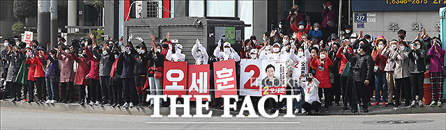 26일 오전 서울 양천구 신정네거리역 앞에서 열린 오세훈 국민의힘 서울시장 후보의 선거 유세에서 시민들과 지지자들이 오 후보의 연설에 환호하고 있다. /국회사진취재단