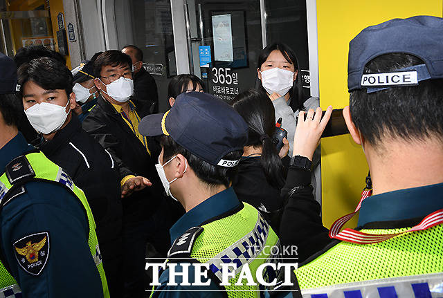 오세훈 국민의힘 서울시장 후보가 26일 오후 서울 용산구 용문시장 네거리에서 유세를 하는 가운데, 한 여성이 오 후보를 규탄하는 기습시위를 벌여 경찰의 제지를 받고 있다. /이새롬 기자