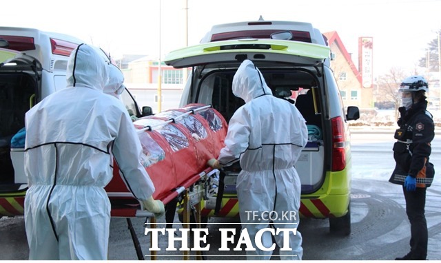 진주소방서의 한 소방관이 백신을 맞고 방호복을 착용했음에도 코로나19 확진 판정을 받아 방역당국에 혼선이 빚어지고 있다. 사진은 기사와 무관. /더팩트 DB