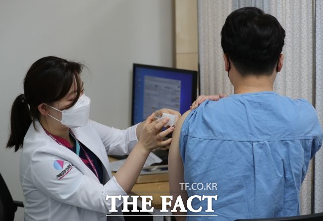 서울시가 다음 달부터 75세 이상 일반 시민 접종을 추진한다. /이동률 기자