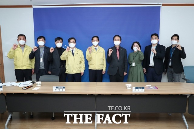 고양시와 UN세계식량계획은 25일 협의회를 열고 음식물쓰레기 제로화사업을 통해 2050년 탄소중립 사회를 만드는 것에 협력하기로 했다.이 날 협의회에 참석한 이재준 고양시장과 임형준 UN세계식량계획 서울사무소 소장 등 참석자들이 음식물쓰레기 제로화를 다짐하고 있다./고양시 제공