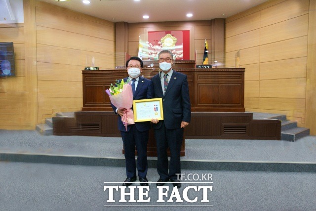 전북 임실군의회 이성재 의원이 전북시군의회의장협의회에서 주관하는 지방의정봉사상을 수상했다. /임실군 제공