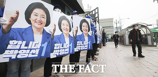 박영선 더불어민주당 서울시장 후보의 선거유세단이 26일 서울 서대문구 현대백화점 앞에서 박 후보 지지를 호소하고 있다./이새롬 기자