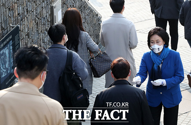 박 후보는 최근 디지털청년 일자리 1만 개 창출 등 청년과 관련한 공약들을 제시하며 2030 젊은층에 공을 들이고 있다. 사진은 박 후보가 25일 오전 서울 구로구 신도림역에서 시민들에게 인사하는 모습. /국회사진취재단