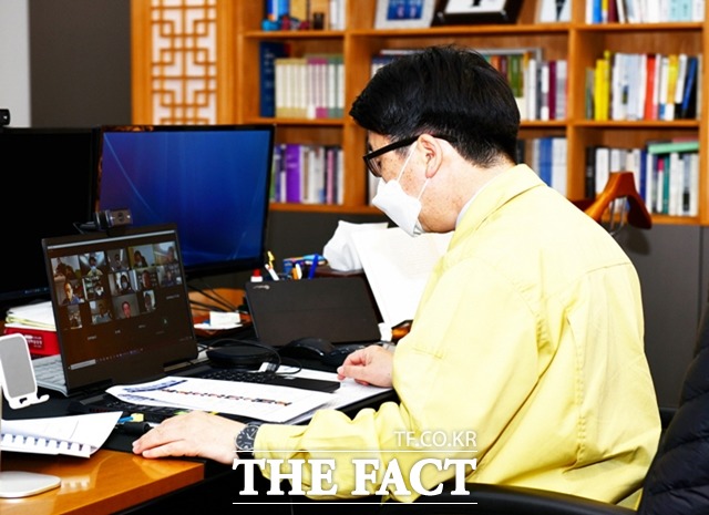 최종환 파주시장이 ‘조선최초 임진강 거북선 복원’ 실시설계용역 착수보고회관계공무원들과 전통한선 관련 자문위원들이 참여한 비대면 보고회를 하고 있다./파주시 제공