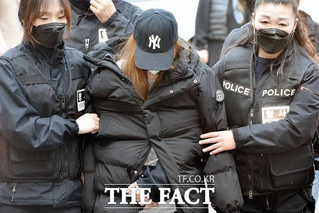 [김천=뉴시스] 이무열 기자 = 구미 3세 여아 친모로 알려진 외할머니 B씨가 11일 오전 대구지법 김천지원에서 영장실질심사를 받기 위해 법정으로 향하고 있다. 2021.03.11. lmy@newsis.com