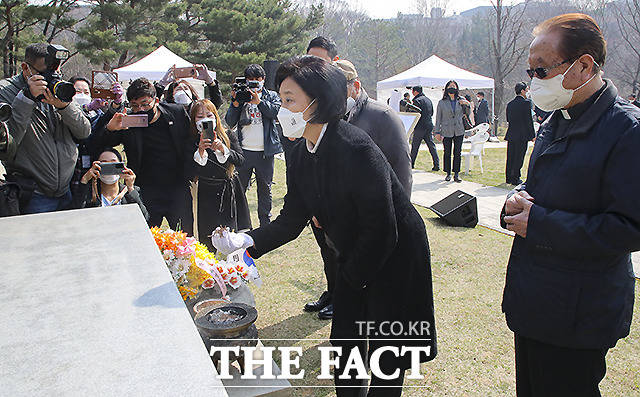 박영선 서울시장 후보가 안중근 의사 가묘에서 분향을 하고 있다.
