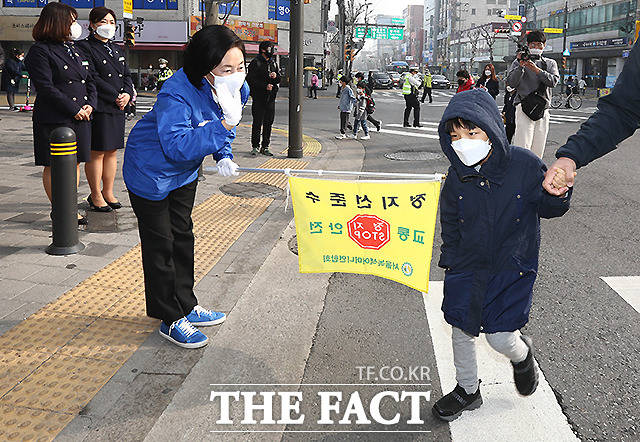 박영선 후보가 서대문구 북가좌동 사거리에서 교통안전 봉사를 하며 어린이와 인사하고 있다.