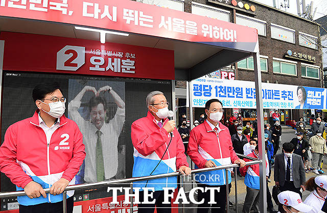 김종인 국민의힘 비대위원장이 26일 서울 금천구 시흥대로 앞에서 오세훈 서울시장 후보 지원 유세를 하고 있다. /국회사진취재단