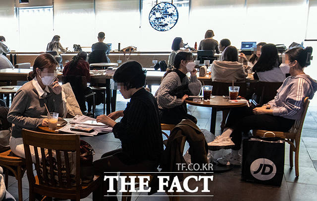 정부가 현 사회적 거리두기 단계와 5인 이상 사적모임 금지를 2주 연장한다. 19일 오후 서울 강남구 강남역에 위치한 한 카페를 많은 사람들이 이용하고 있다. /이동률 기자