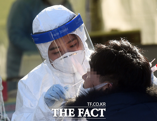 국내 신종 코로나바이러스 감염증(코로나19) 확진자가 36일 만에 500명을 넘어서는 등 3차 대유행이 장기화되고 있다./이동률 기자