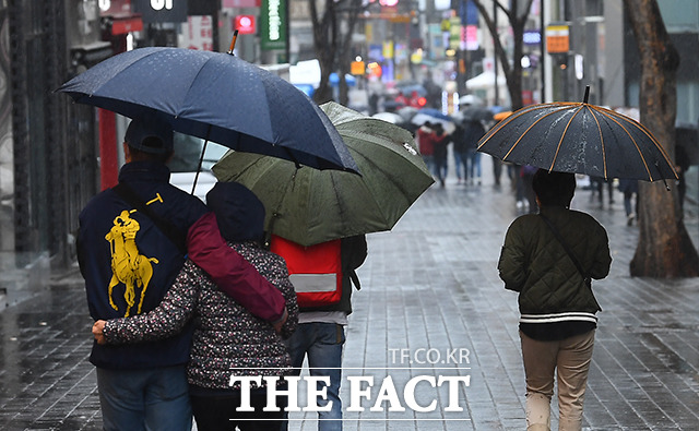 3월 마지막 일요일인 28일은 전국 대부분 비가 그치고 15도 안팎의 날씨를 보이겠다./이동률 기자