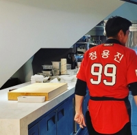  '등번호 99번' 정용진 부회장, 빨간색 야구 유니폼 '눈길'