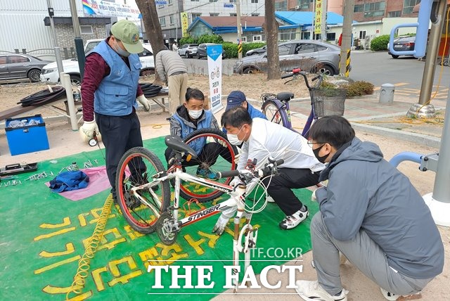27일 청림동 어린이공원에서 포항제철소 두바퀴자전거수리봉사단이 자전거를 점검하고 수리하고 있다./포항제철소 제공