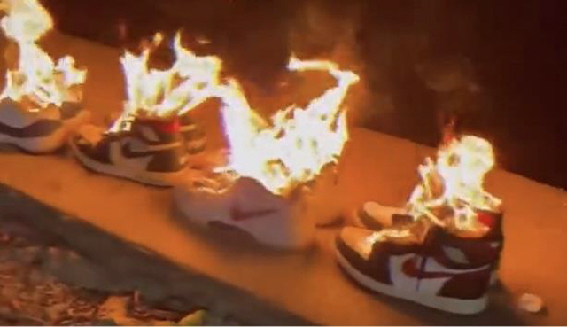 중국 신장 위구르 인권 문제가 글로벌 패션 시장으로 확산되고 있다. 사진은 미국 나이키가 위구르족 강제노동 문제가 불거진 신장 지역의 면 제품을 공급받지 않겠다고 밝히자 25일 한 중국 누리꾼이 올린 동영상 일부. 나이키에 대한 항의 표시로 신발을 불태우고 있다. /웨이보 캡처