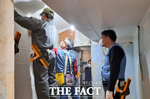포항제철소 리폼봉사단이 27일 해도동 지역 어르신 집을 방문해 도배, 장판 교체 작업을 하고 있다./포항제철소 제공