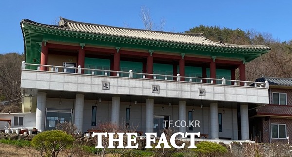 경북 문경시 대미산 관음리 산자락에 자리한 2층 건물은 대한불교 태화종 본산인 약사사로 주지 A씨(여.76)는 지난 2007년 문경시에 봉안시설, 납골당 허가를 받았다. 건물은 A씨 소유지만 토지는 다른 B씨 소유로 문경시 공무원들이 납골당 화장시설 변경을 두고 특정인 B씨 편을 일방적으로 들어준 것으로 확인돼 논란이 일고 있다./문경=오주섭기자