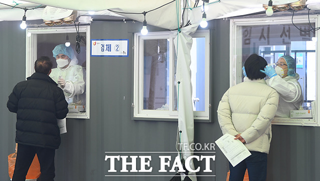 중수본에 따르면 최근 1주(21~27일)간 하루 평균 국내 발생 환자 수는 422명으로, 직전 주(416명)보다 6명 늘었다. 지역적으로는 수도권이 288명, 비수도권이 134명이다. /이동률 기자