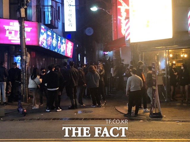 26일 저녁 8시경 서울 마포구 홍대 앞 술집이 밀집한 골목에 사람들이 모여들어 담배를 피우거나 대화를 나누고 있다. /최승현 인턴기자