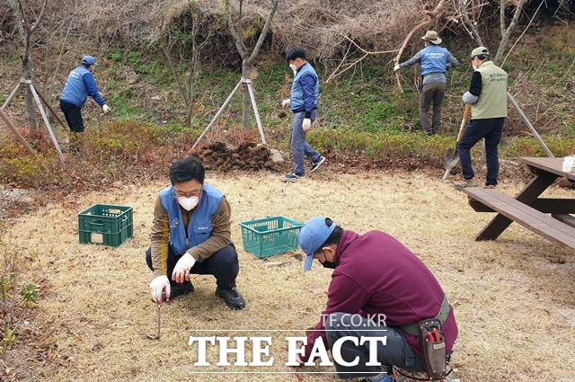 (27일 기계면 도움터 기쁨의집에서 포항제철소 조경봉사단이 조경을 가꾸고 있는 모습./포항제철소 제공