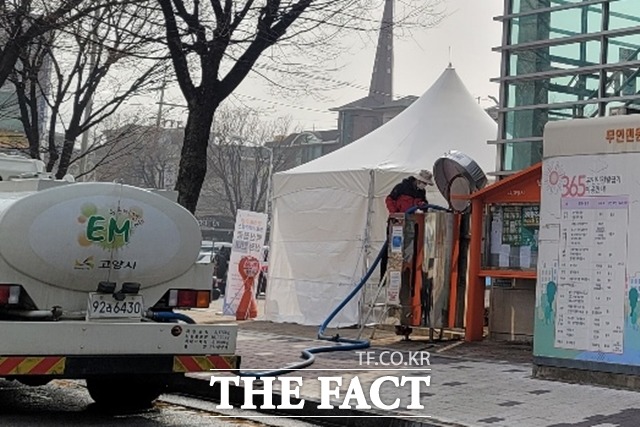 고양시(시장 이재준)가 EM 발효액을 12월말까지 고양시청을 비롯 35개 동행정복지센터에 무료로 나눠 준다./고양시청 제공