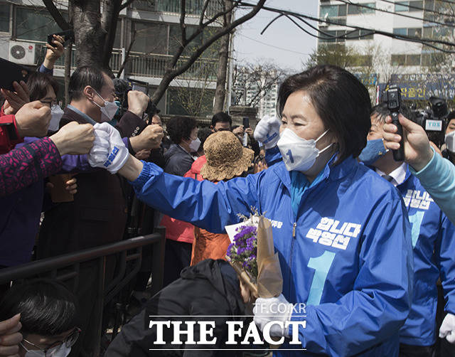 박영선 더불어민주당 서울시장 후보가 29일 오전 서울 성북구 길음역 집중유세 현장에서 시민들과 인사를 나누고 있다. /국회사진취재단