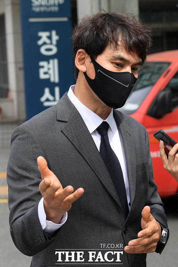 박찬호 전 야구선수가 29일 오전 서울 종로구 서울대학교병원 장례식장에 마련된 고 신춘호 농심 회장의 빈소 조문을 마친 뒤 취재진의 질문에 답하고 있다. /남용희 기자