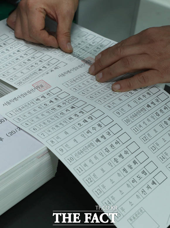 여유있는 국민의힘 VS 다급한 더불어민주당[더팩트ㅣ안양=임세준 기자] 4.7 재보궐선거를 10일 앞둔 29일 오전 경기도 안양시 동안구의 한 인쇄소에서 관계자들이 서울특별시장보궐선거 투표용지 인쇄작업을 진행하고 있다. /현장풀