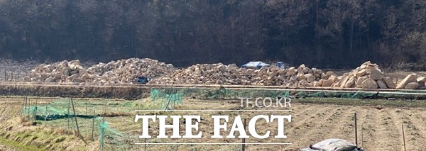 문경읍 신북천 하류에는 불법으로 자연석을 굴취해 쌓아 놓고 있다/문경=오주섭기자