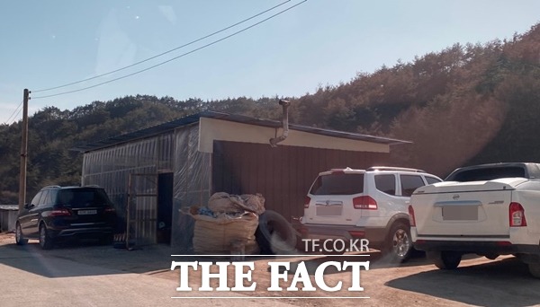 업자들이 자연석을 불법으로 굴취하면서 현장 근처에 사무실을 차려 놓고 있다./문경=오주섭기자