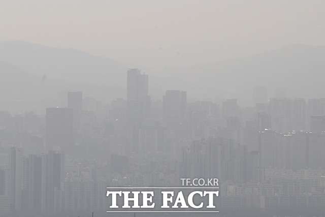 기상청에 따르면 오늘(30일)도 황사 영향으로 미세먼지 농도가 나쁨 수준을 보이며 대기 질이 나쁘겠다. /남용희 기자