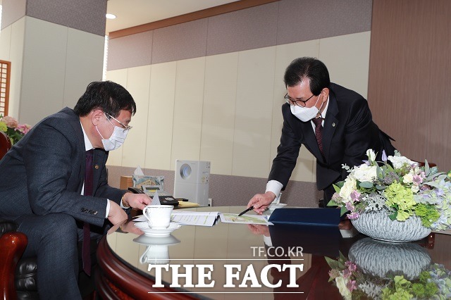 이시종 충북지사(오른쪽)가 29일 기재부를 방문해 안일환 2차관에게 충청권 광역철도 사업이 4차 국가철도망 구축계획에 반영돼야 한다며 그 당위성을 설명하고 있다. / 충북도 제공