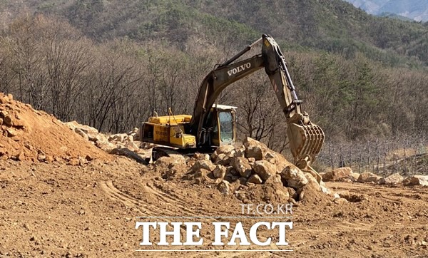 문경읍 갈평리 대미산 600여m 산자락에서도 불법 전용 농지 작업이 한창 이었다. <더팩트>가 사진 촬영을 하는 동안에도 아랑곳 하지 않고 작업에만 열중 하고 있다./문경=오주섭기자