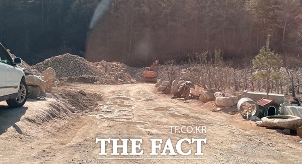 문경읍 관계자는 현장 확인 후 조치 하겠다며 서둘러 현장으로 달려갔다./문경=오주섭기자