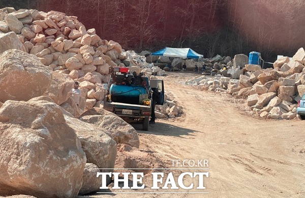 자연석 불법 굴취 업자들이 아예 대놓고 돌재단 기계들을 들여와 불법으로 굴취한 자연석을 가공하고 있다./문경=오주섭기자