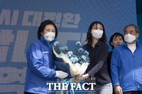  지지자에게 꽃다발 받는 박영선 후보 [포토]