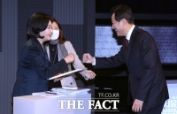 첫 TV 토론 앞두고 인사하는 박영선-오세훈 [포토]