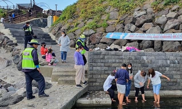 제주해양경찰청은 최근 연안활동의 증가로 사망사고가 지속 발생함에 따라 연안인근 위험구역 9곳에 18명의 연안안전지킴이를 배치한다고 30일 밝혔다. / 제주해양경찰청 제공