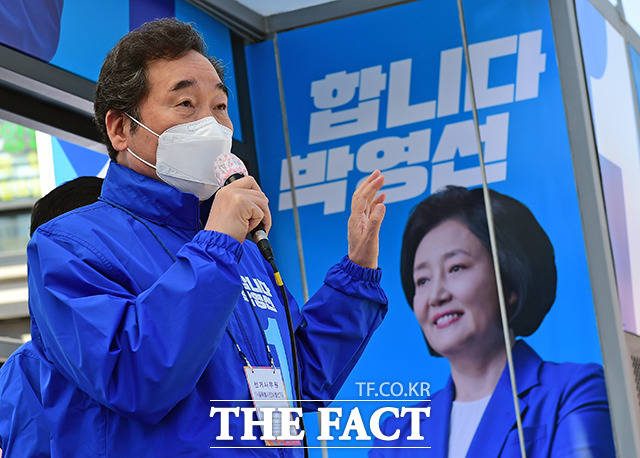 이낙연 더불어민주당 상임선대위원장이 30일 오전 서울 성북구 정릉시장에서 박영선 서울시장 후보 지원유세를 하고 있다. /국회사진취재단