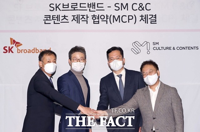 SK브로드밴드가 SM C&C와 MCP 협약을 체결했다. 사진은 (왼쪽부터) 김동준SM C&C 대표, 최진환 SK 브로드밴드 사장, 남궁철 SM C&C 대표, 김혁 SK 브로드밴드 미디어플랫폼본부장의 모습. /SK브로드밴드 제공