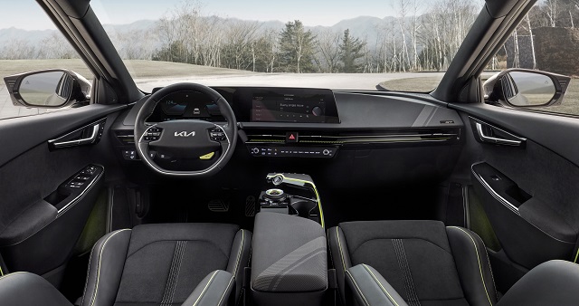 EV6 GT에는 D컷 스티어링 휠을 비롯해 고성능을 상징하는 디자인 요소가 곳곳에 적용됐다. /기아 제공