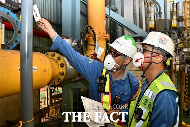 포항제철소 직원이 STS소둔산세공장 수리작업 현장에서 가스설비 잠금장치를 점검하고 있다./포항제철소 제공