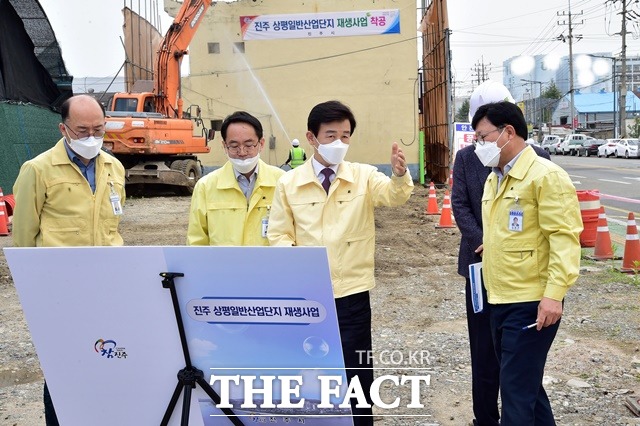 진주시 공단로 병목구간 도로 확장 공사 현장을 방문한 조규일 진주시장. /진주시 제공