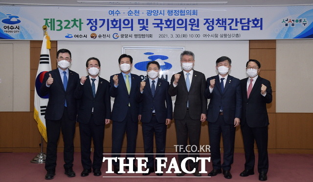 여수,순천,광양 3개시 시장과 지역구 국회의원들이 행정협의회가 끝난 후 상생발전을 다짐하는 기념사진을 촬영하고 있다. /유홍철기자